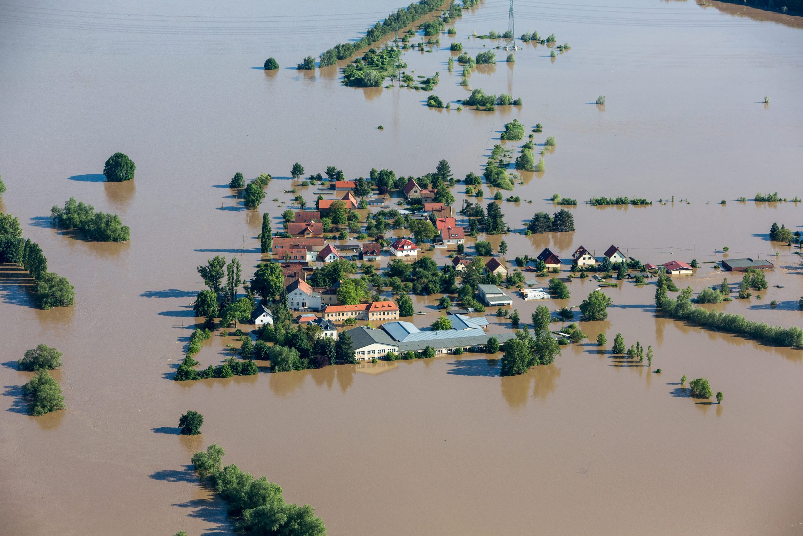 Luftbild eines Dorfes bei Hochwasser