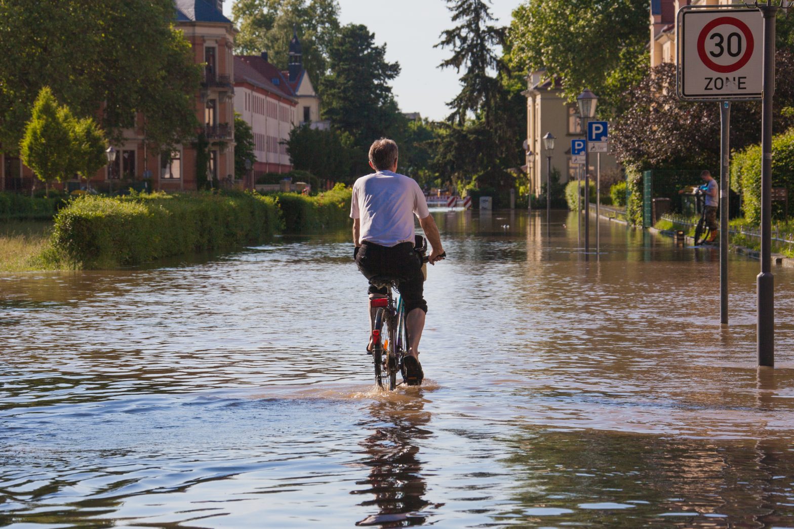 Radfahrer bei Hochwasser