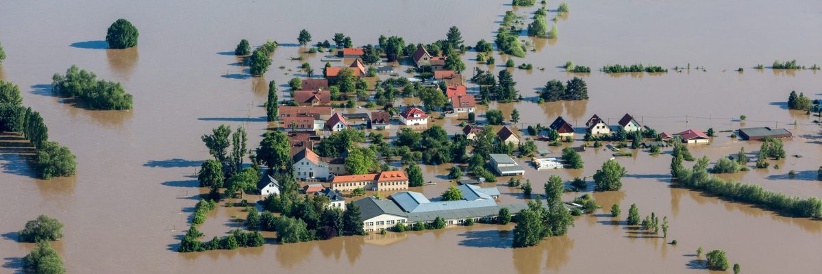 Luftbild eines Dorfes bei Hochwasser