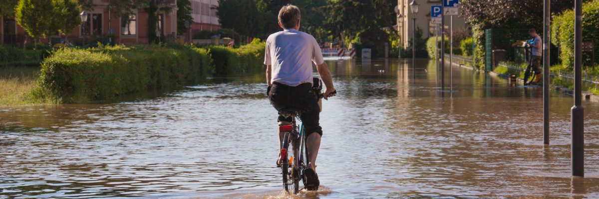 Radfahrer bei Hochwasser